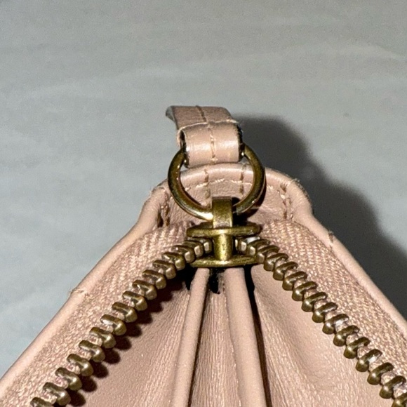 Authenticated Gucci Pearl Matelasse Wallet - Picture 5 of 9